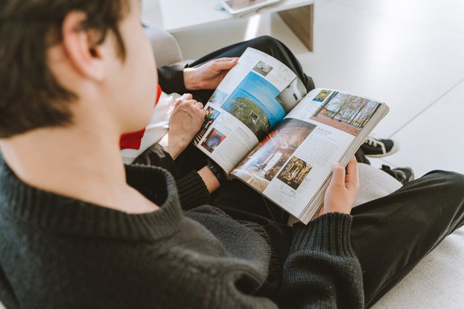 Lettura di una rivista culturale in un ambiente luminoso
