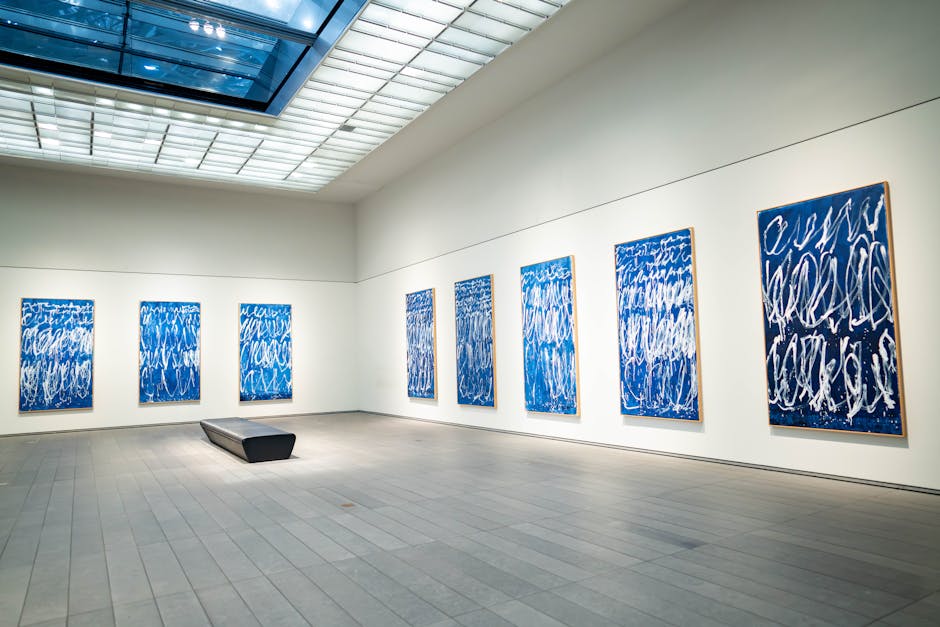 Galleria d'arte contemporanea con visitatori